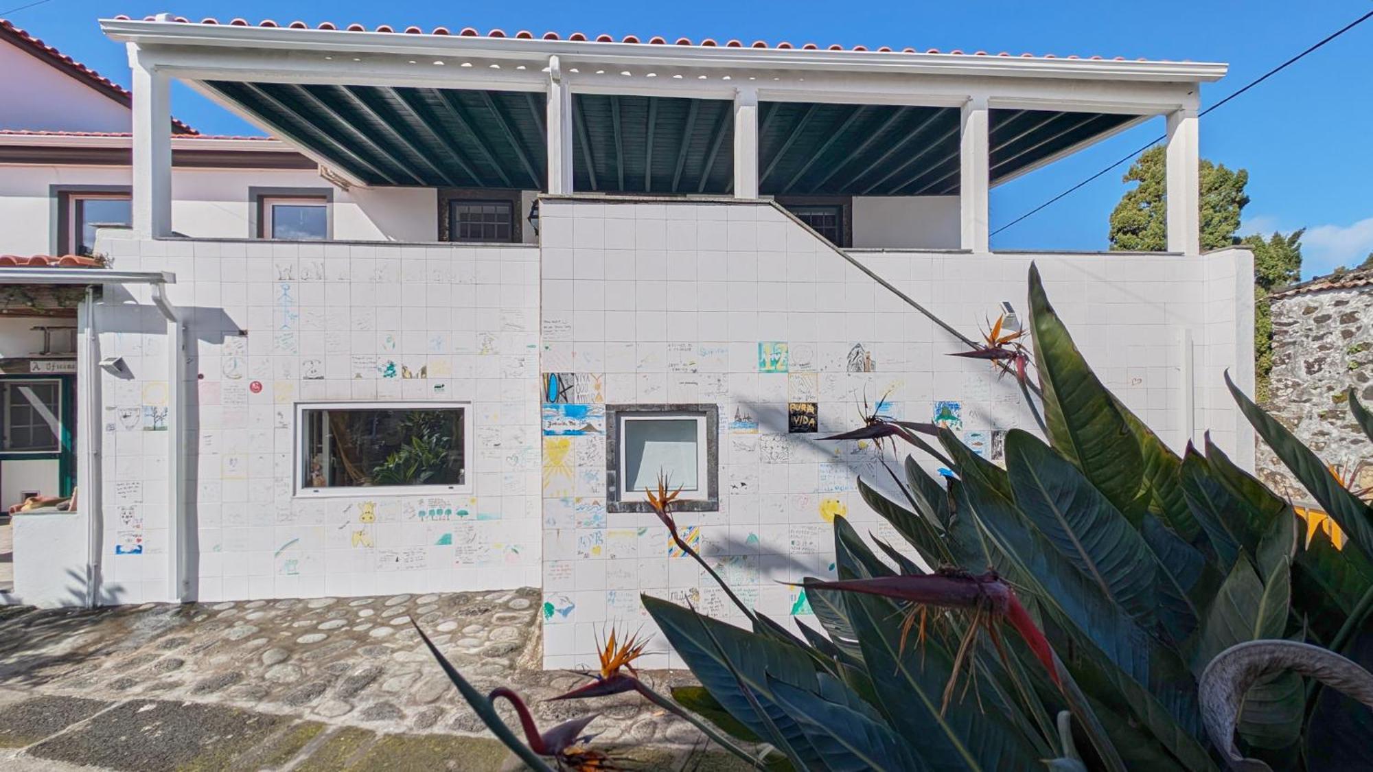 Loving Strangers Hostel Мадалена Экстерьер фото
